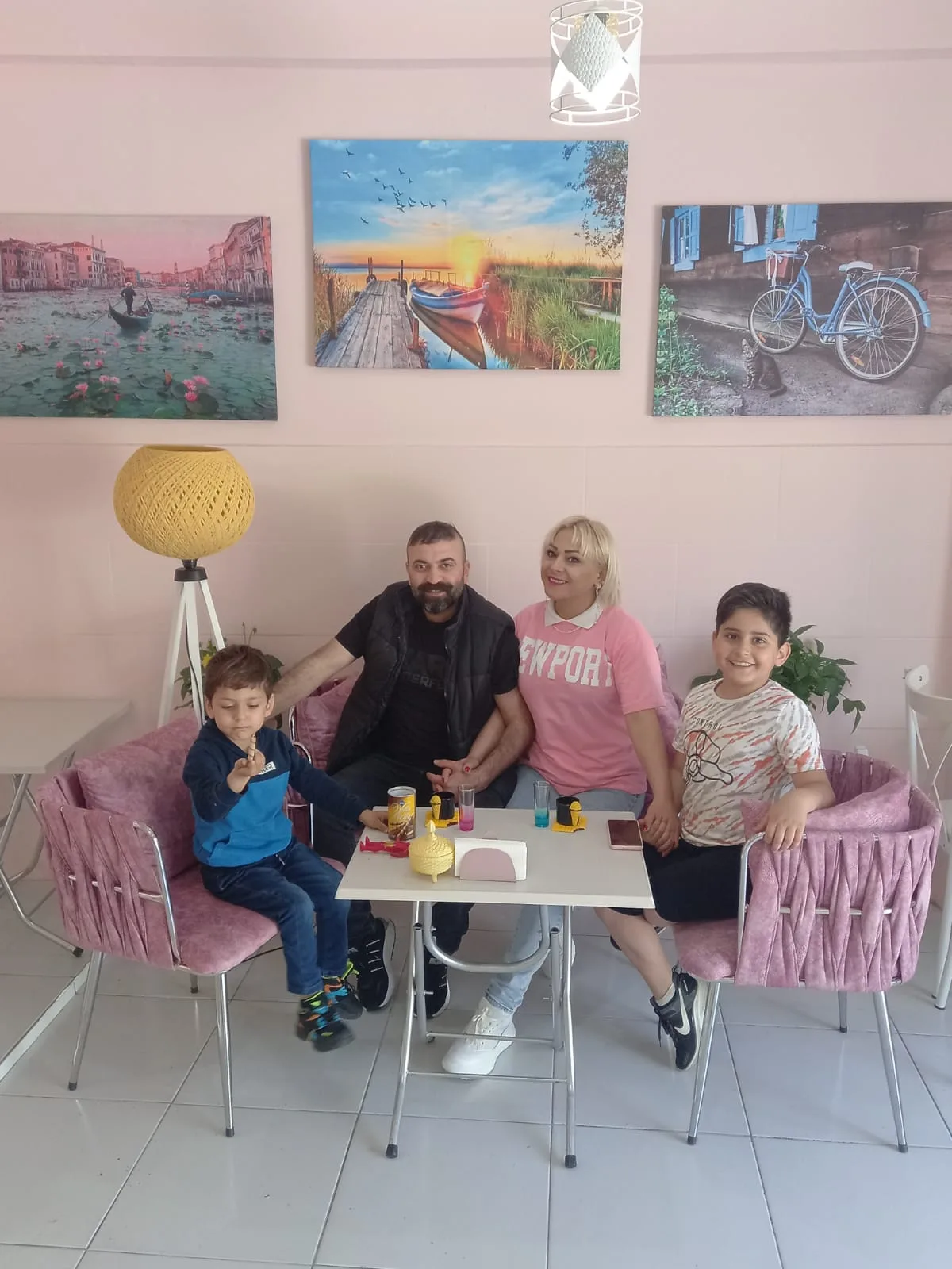 Dodom Dondurma içinde oturan aile ve misafirler